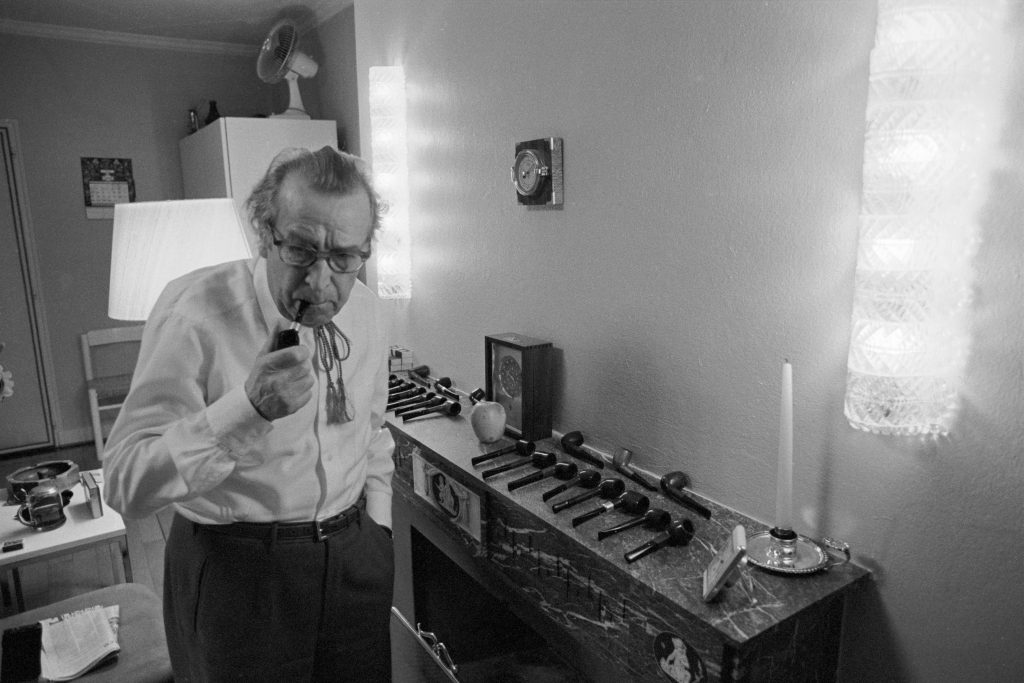 Georges Simenon nella sua casa losannese in un’immagine del 1982 (Keystone)