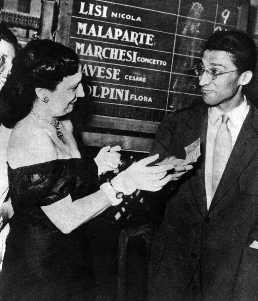 Cesare Pavese riceve il Premio Strega nel 1950 da Maria Bellonci (Keystone)