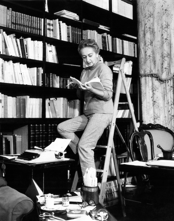 Alba de Cespedes mentre legge un libro, 1963 (Keystone)