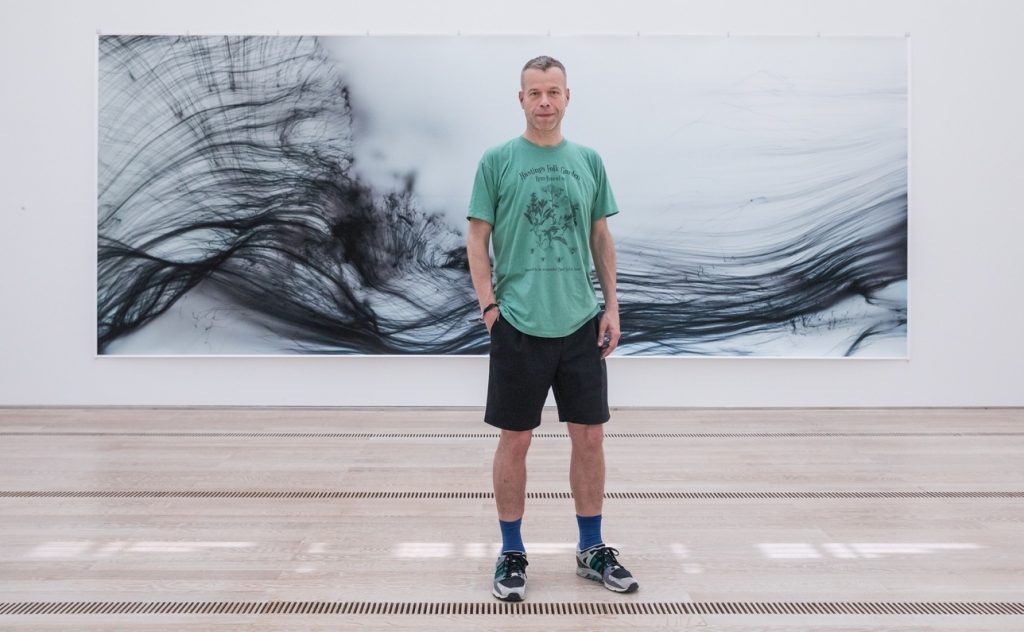 È nato a Remscheid, in Germania, nel 1968 (www.fondationbeyeler.ch)