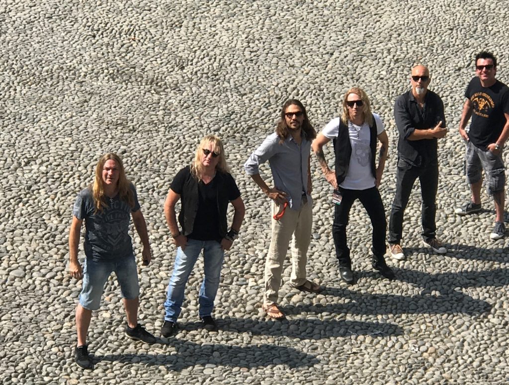 Merz al centro con la nuova voce del gruppo e la rock band ai lati