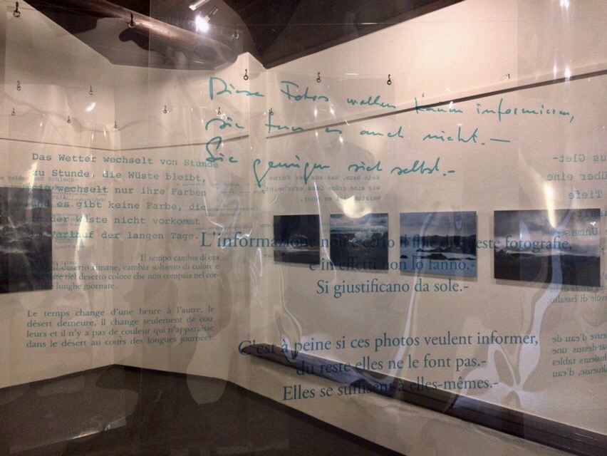 Una veduta della mostra in corso a Loco