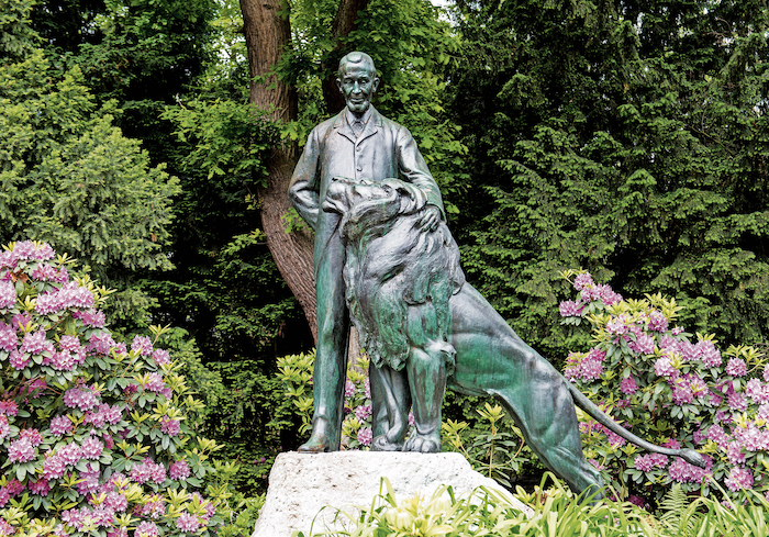 Carl Hagenbeck (1844-1913) ritratto nella statua in bronzo dedicatagli nel suo zoo di Amburgo, il primo al mondo senza gabbie per animali