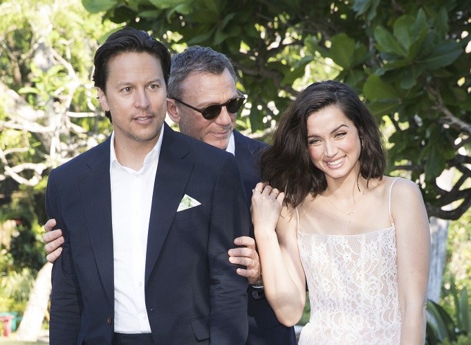 Il regista Cary Joji Fukunaga e gli attori Daniel Craig e Ana de Armas sul set di Bond 25 in Giamaica (Keystone)