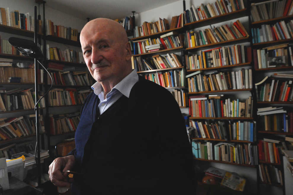 Giovanni Orelli nel suo studio di Cassarate. Sotto, una delle poesie inedite pubblicate da Interlinea (Ti-Press)