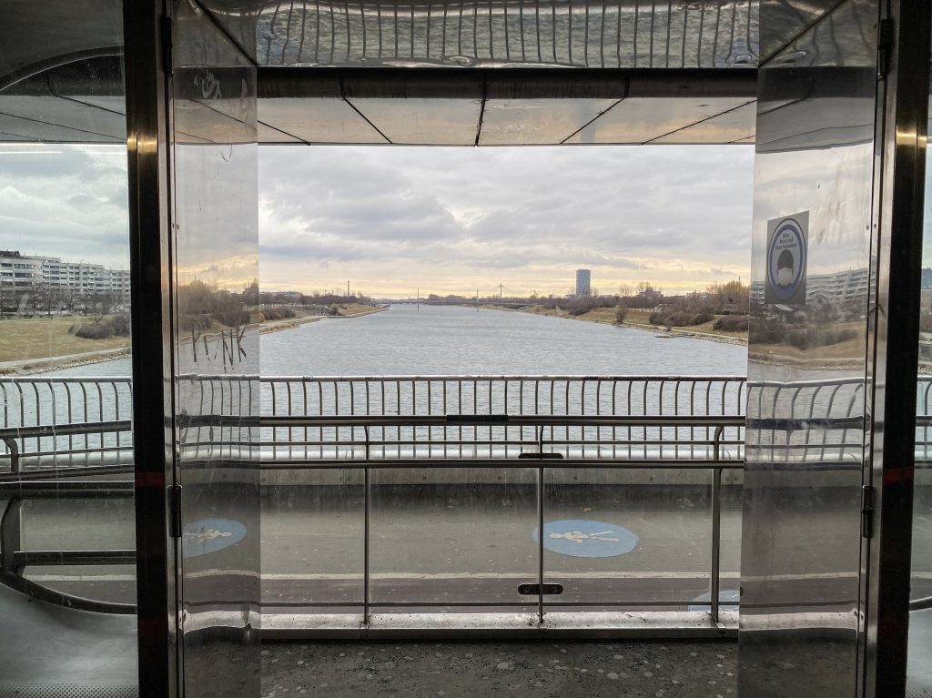 Vista sul Donaukanal dalla Donauinsel, 22. distretto