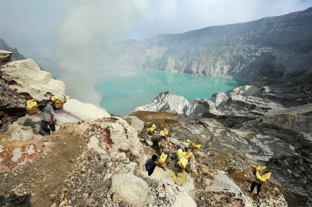 Il lago sulfureo nel cratere dello Ijen di colore turchese e, ben visibili, le nocive esalazioni di biossido di zolfo (Stefano Ember)