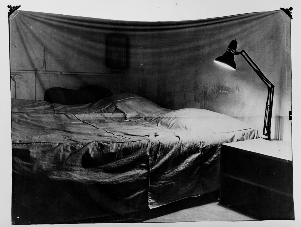 Balthasar Burkhard - Markus Raetz «Das Bett (Il letto)» 1969/70 (© Estate Balthasar Burkhard, 2018)
