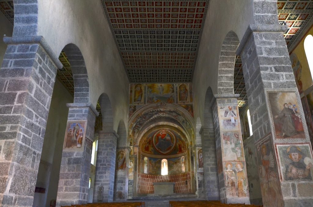 Interno a tre navate