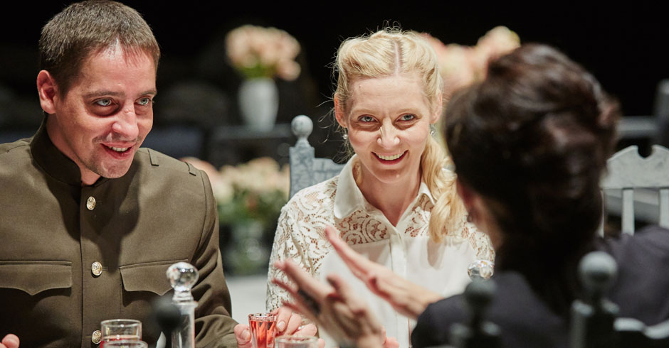 Un momento della pièce in scena a Zurigo (© Victor Dmitriev / Frol Podlesniy)