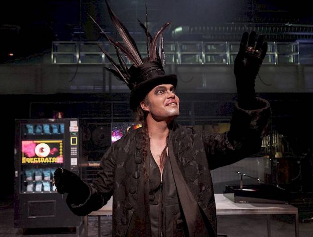 Ruben Drole veste i panni di Urguru (opernhaus.ch)