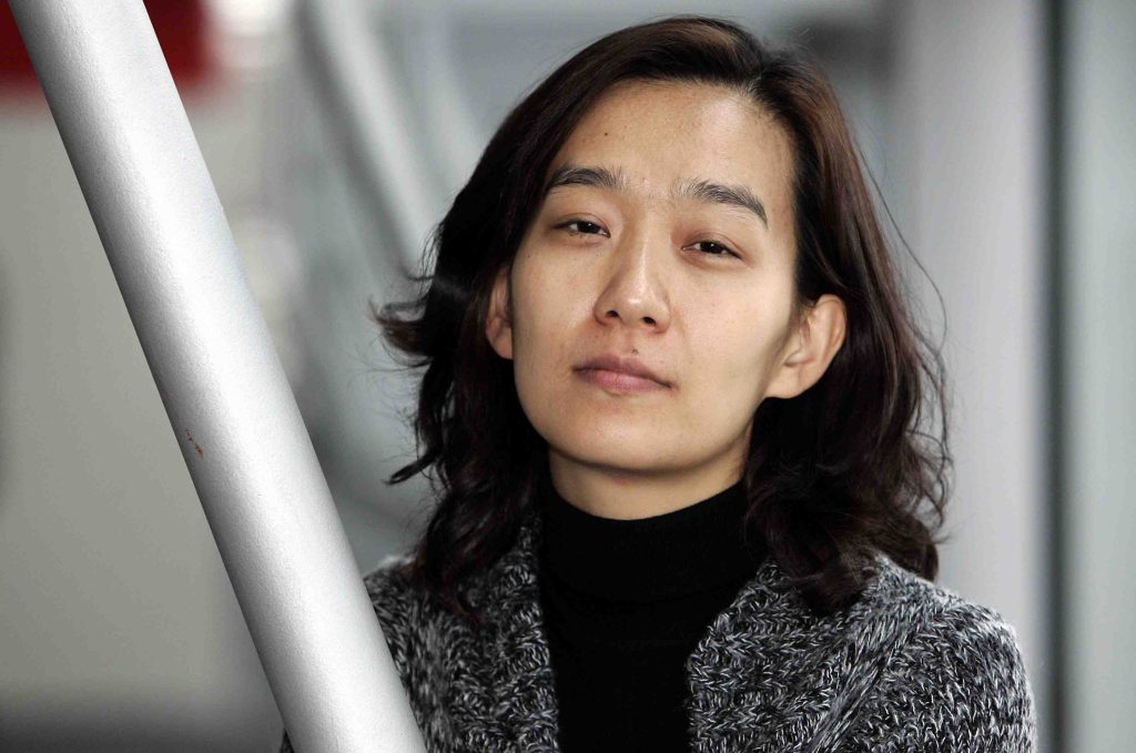 La scrittrice coreana Han Kang in una recente foto scattata alla Fiera di Francoforte (Keystone)