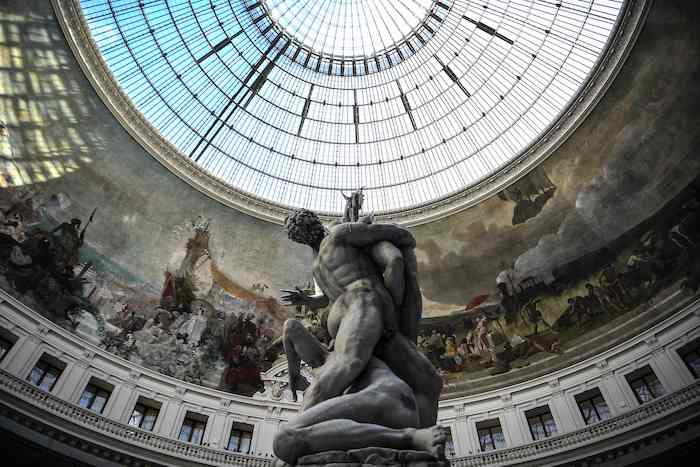 Francia, Parigi, quartiere Chatelet-Les Halles, Bourse de Commerce, la replica in cera della scultura l’Enlévement des Sabines di Jean Bologne, dell’artista svizzero Urs Fischer (Keystone)