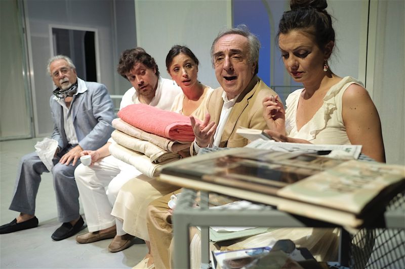 Un momento dello spettacolo scritto da Lucia Calamaro (Claudia Pajewski)