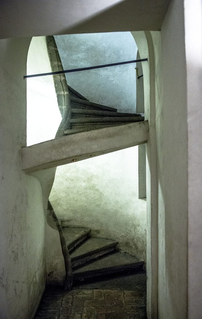 Le scale spiraliformi che conducono alla cripta
