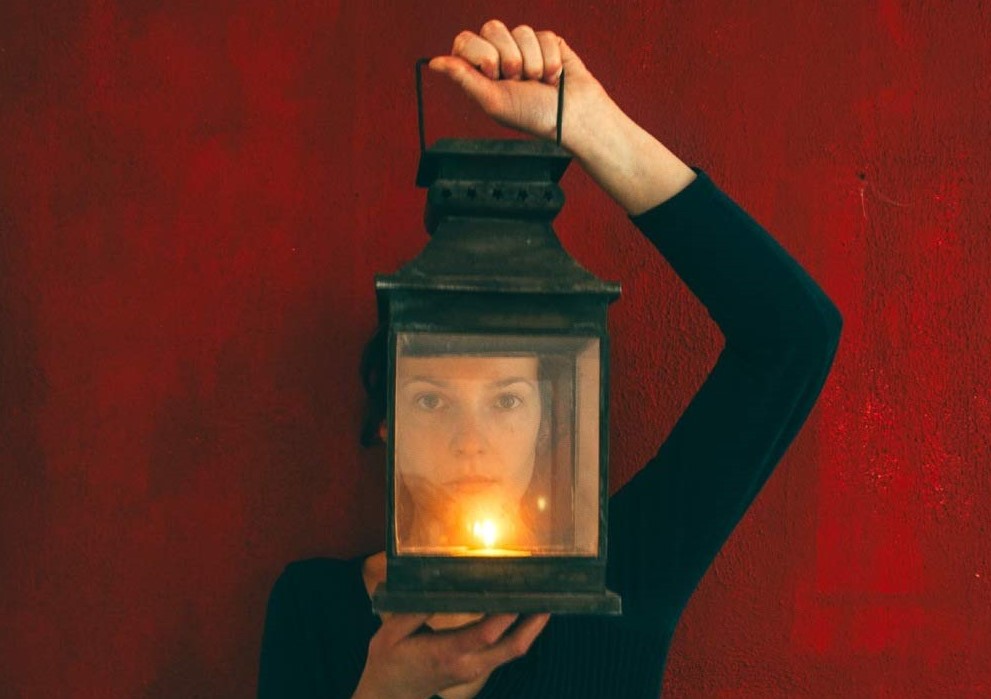 Dettaglio della copertina di Insegnami la tempesta di Emanuela Canepa