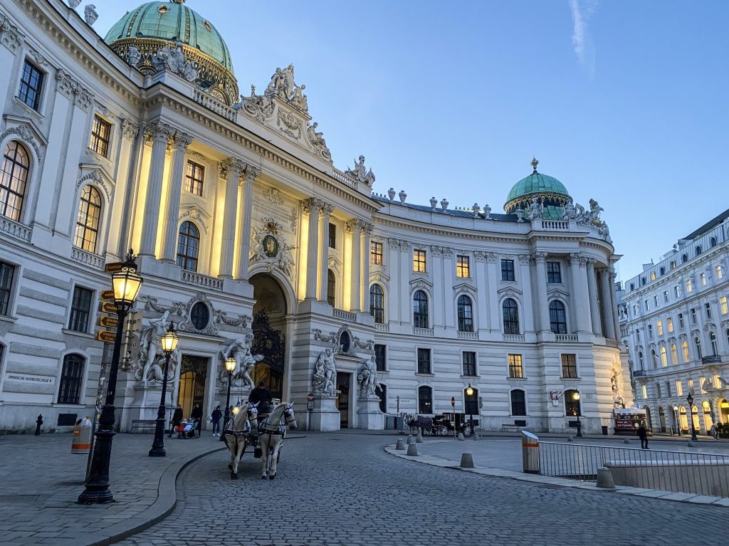 Una carrozza di cavalli nella Michaelerplatz, 1. distretto