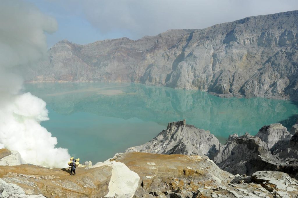 Il lago sulfureo nel cratere dello Ijen di colore turchese e, ben visibili, le nocive esalazioni di biossido di zolfo (Stefano Ember)