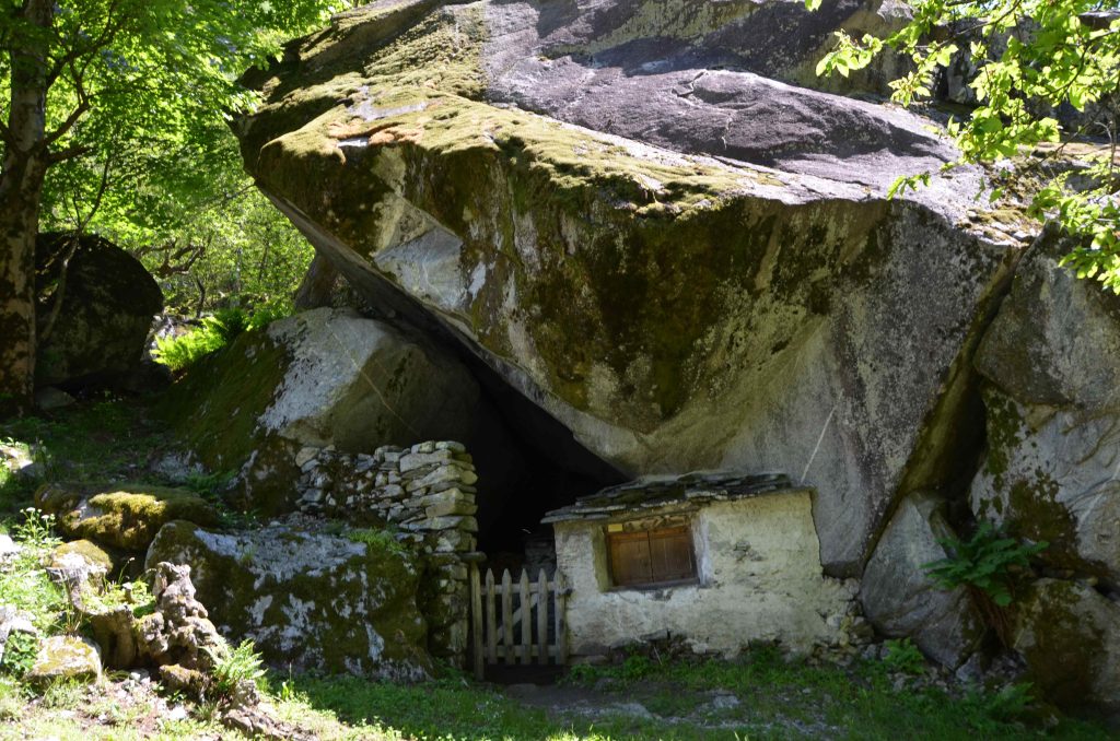 Costruzione sottoroccia a Mondada