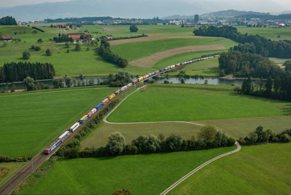 Un trasporto di merci attraversa la campagna elvetica