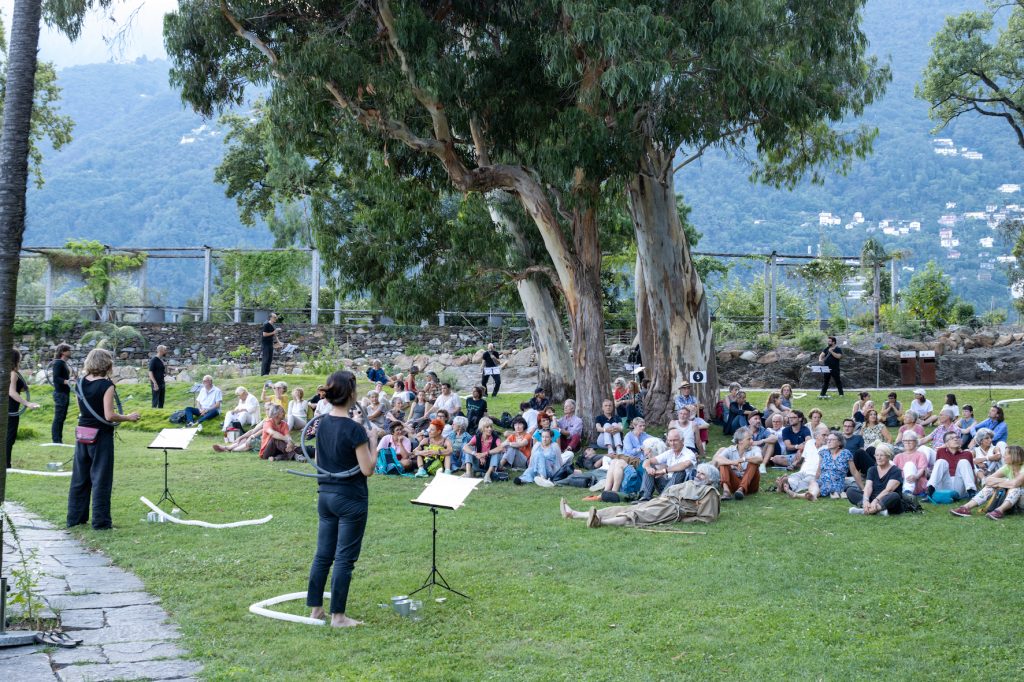 Un momento della performance musicale sull'Isola Grande di Brissago; Truike van der Peol canta nella suggestiva scenografia dell'Isola Piccola di Brissago (Foto Flavio Zoppi)