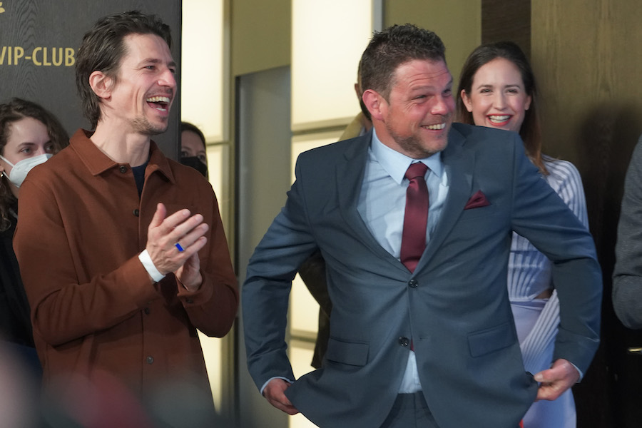 Michael Koch (a sinistra) e gli attori Simon Wisler e Michèle Brand protagonisti del film Drii Winter (Keystone)