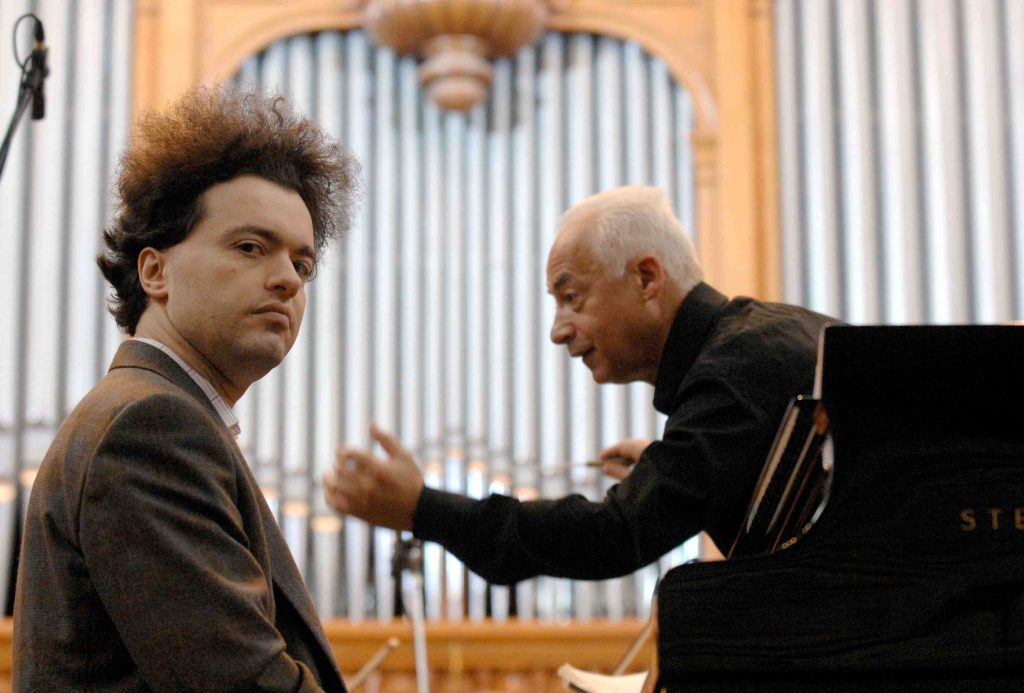 Il pianista Evgenij Kissin con il direttore Vladimir Spivakov in una foto scattata a Mosca nel 2009 (Keystone)