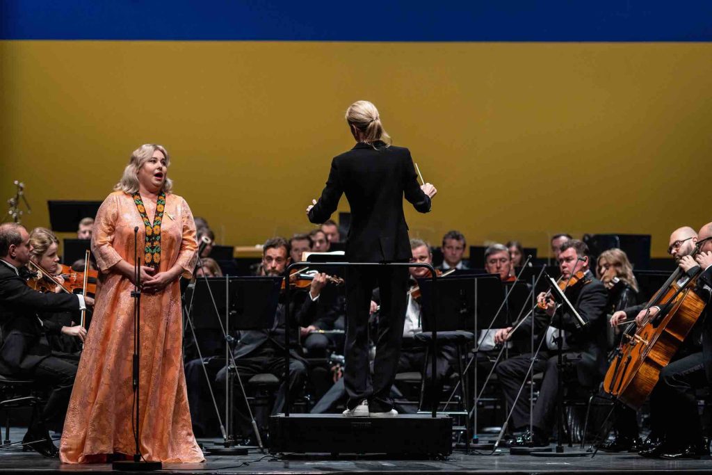 La soprano Liudmyla Monastyrska e i musicisti dell’Orchestra ucraina per la libertà guidati dal direttore Kerii-Lynn Wilson (Keystone)