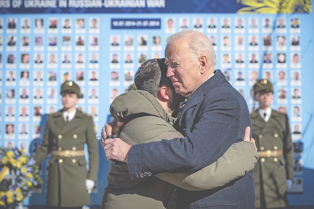 L’abbraccio tra Biden e Zelensky davanti al muro della memoria dei caduti per l’Ucraina a Kiev (Keystone)