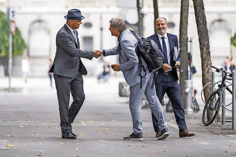 Alain Berset col suo capo della comunicazione Christian Favre, a destra, saluta il consigliere nazionale Juerg Grossen dopo le votazioni del 18 giugno.(Keystone)