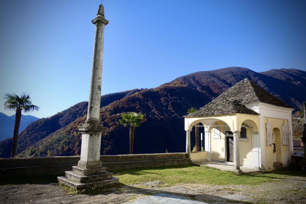 In un angolo del sagrato, l'ossario