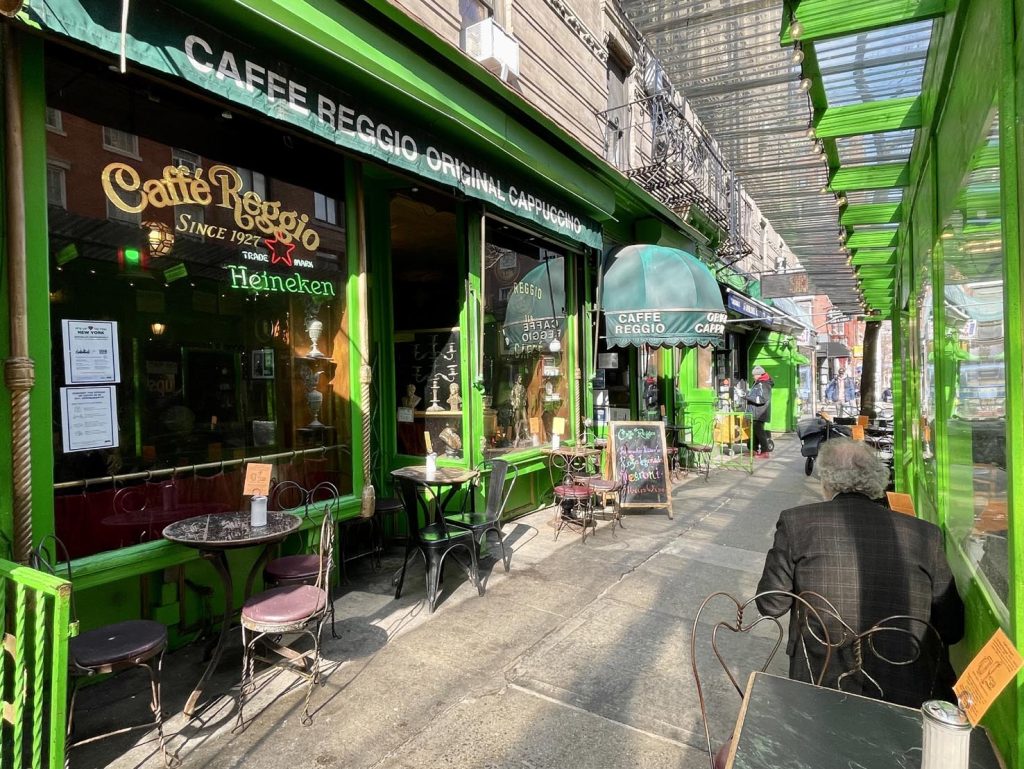 Caffe Reggio è stata caffetteria la prima a servire in America il cappuccino