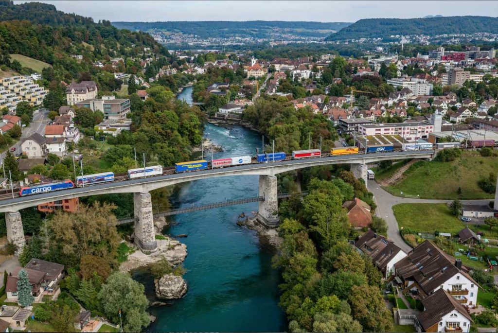 Un trasporto di merci attraversa la Svizzera