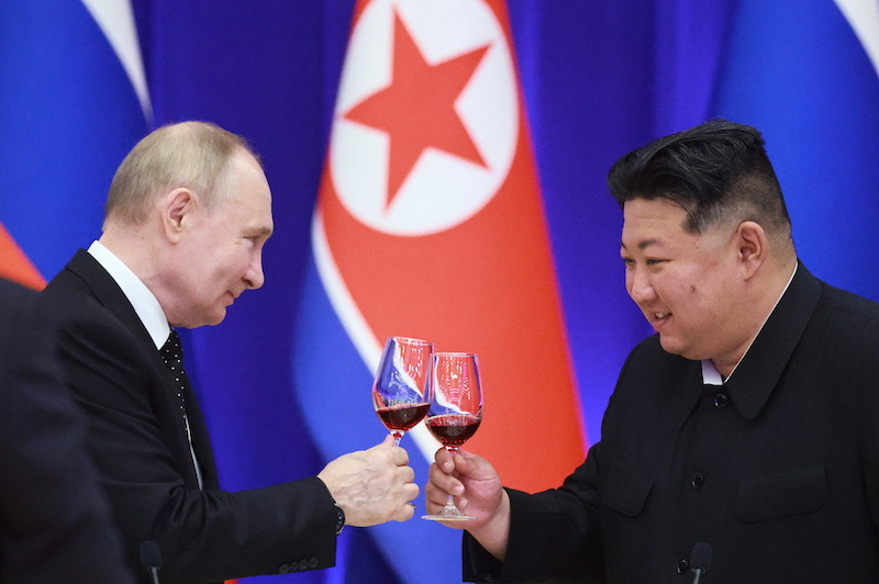 Un brindisi tra amici quello avvenuto il 19 giugno nella visita di Vladimir Putin (a sinistra) al leader nord coreano Kim Jong Un a Pyongyang. E se la prossima guerra partisse proprio dalla Corea del Nord? (Keystone)