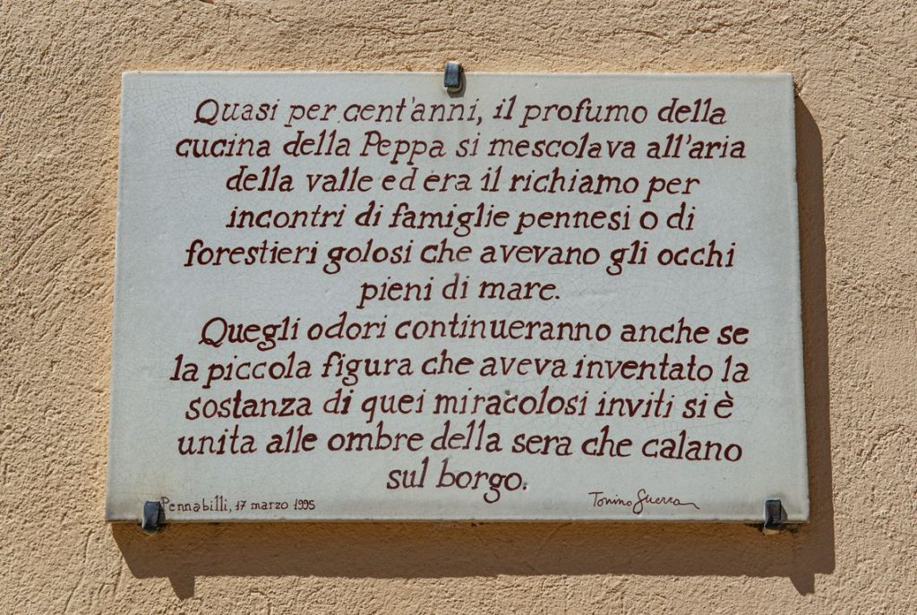 Una delle molte formelle a ricordo di abitanti del paese (Franco Cattaneo)