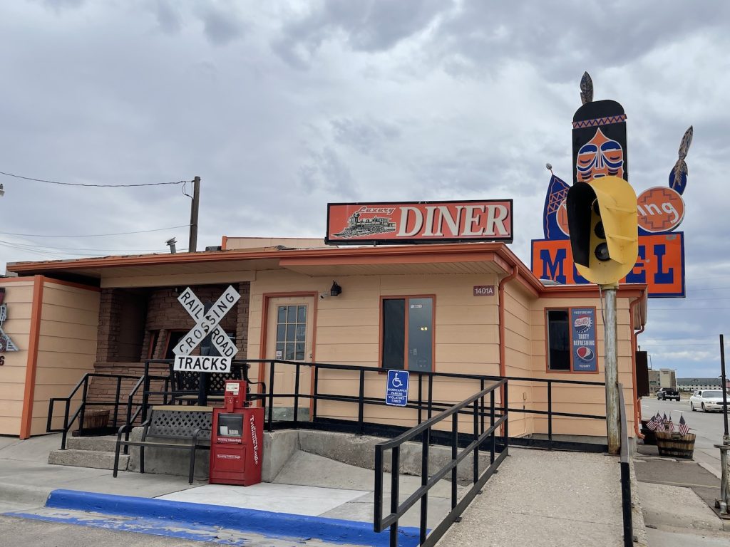 L’ingresso del leggendario Luxury Diner. Secondo la leggenda, alla fine dell’Ottocento, era un tram-ristorante che girava per le strade della città
