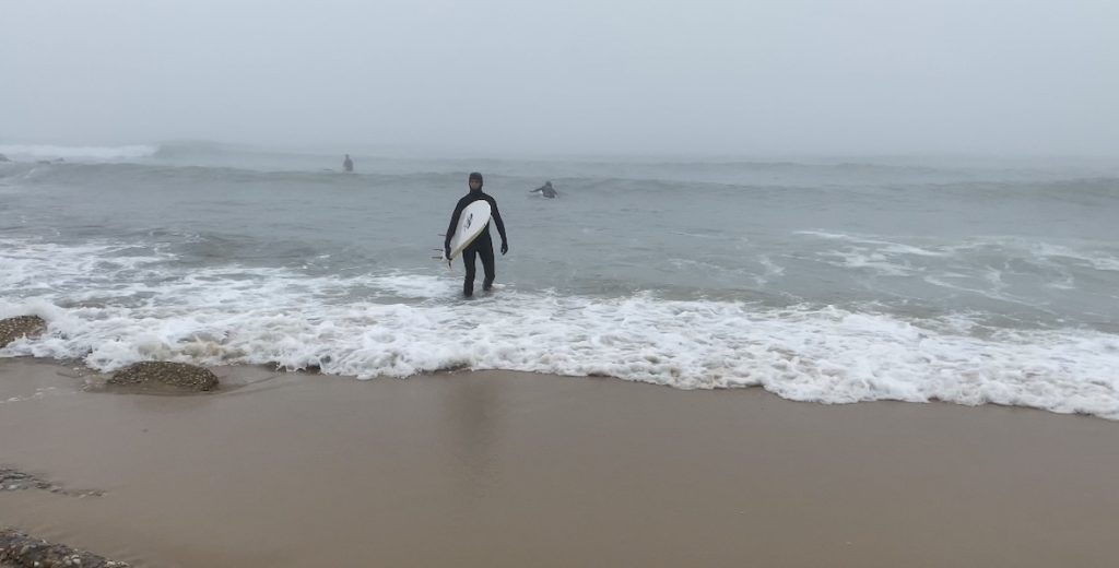 Ditch Plains, la spiaggia prediletta dai surfisti che arrivano a Montauk da tutta America alla ricerca dell’onda perfetta