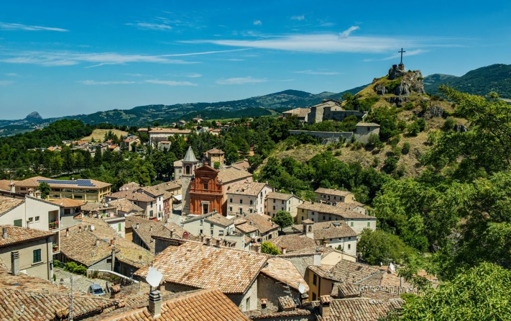 Il paese si trova tra la rupe di Billi e il «roccione» di Penna, da cui è scattata la foto (F. Cattaneo)