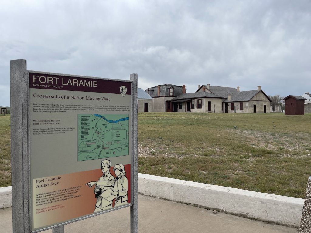 L’ingresso dell’antico Fort Laramie, in un’area rurale a nord di Cheyenne. Le suggestive rovine del forte sono una delle mete turistiche più gettonate