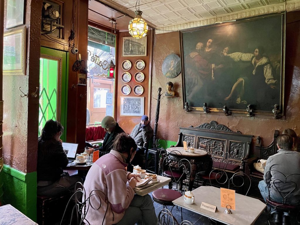 Ancora oggi i clienti di Caffè Reggio possono ammirare sia l’originale macchina dell’espresso, ma anche gli splendidi dipinti in omaggio al Rinascimento