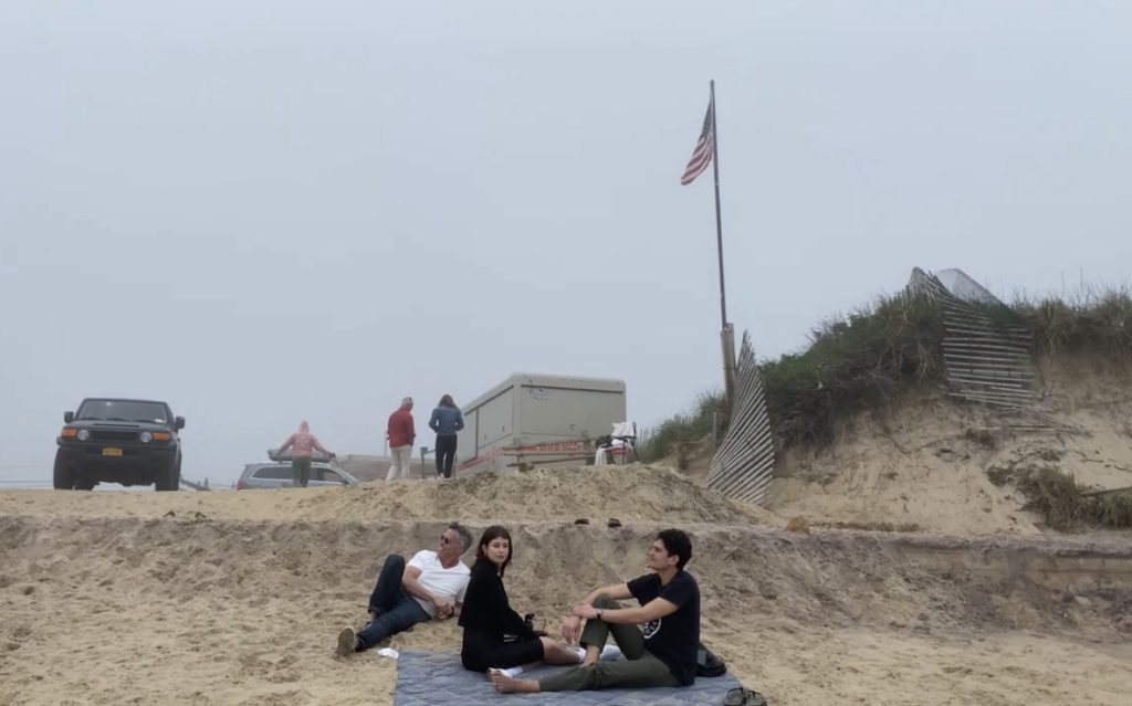 Surfisti a riposo sulla spiaggia di Ditch Plains. Quella dei surfisti è una comunità di persone che si svegliano all’alba, alla ricerca dell’onda perfetta