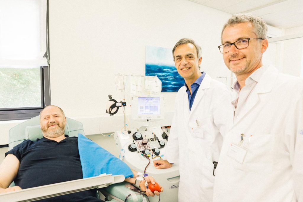 Da sinistra: un donatore, il dottor Stefano Fontana e Mauro Borri, direttore operativo del Servizio trasfusionale CRS della Svizzera Italiana (V. Cammarata)