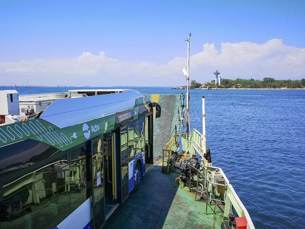 Bus sul Ferry Boat diretto al Lido