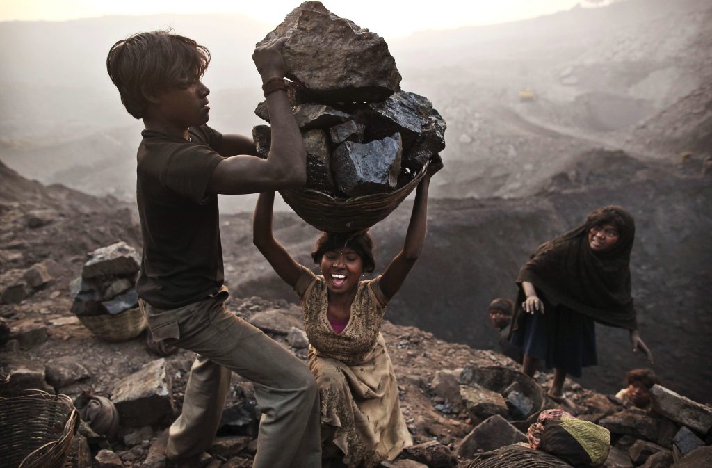 Ragazzi al lavoro in una miniera di carbone illegale a Bokapahari, nello Stato indiano di Jahrkhand (Keystone)