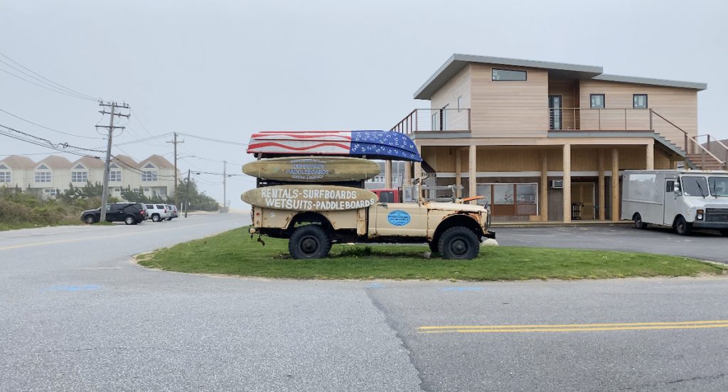 L’industria del surf – con tutto l’indotto legato di negozi attrezzati, luoghi di ritrovo e alloggi – è senza dubbio uno dei principali attrattori e motori dell’economia locale