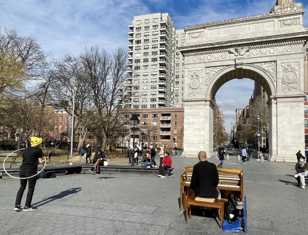 Washington Square Park, oggi è il teatro bohémien di New York. Sotto l’arco di trionfo e intorno alla fontana si ritrovano musicisti, ballerini e giocolieri
