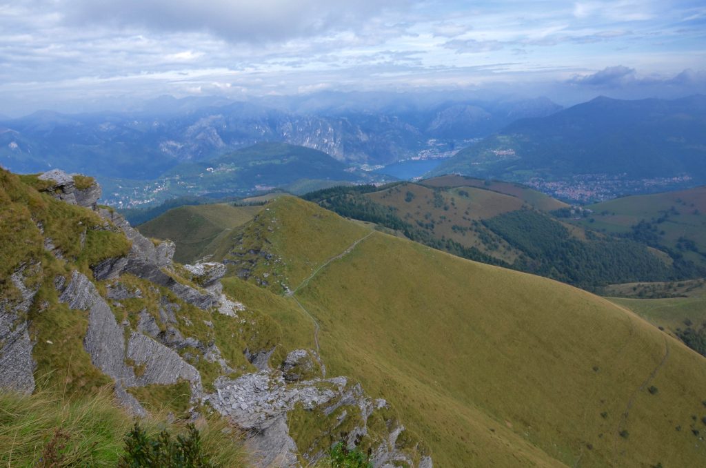 Vista verso l'Alpe di Orimento, la Valle d'Intelvi e Porlezza