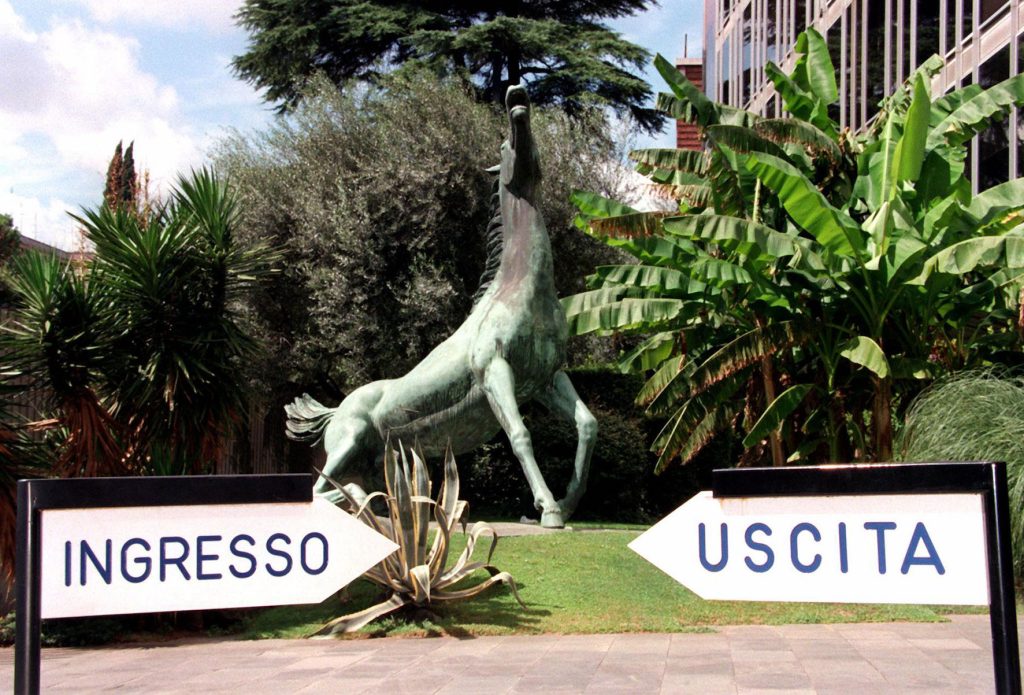 Non c’è traccia neppure delle quattro miniature riproducenti il cavallo dello scultore Francesco Messina, che svetta all’ingresso di Viale Mazzini, sede della RAI (Keystone)