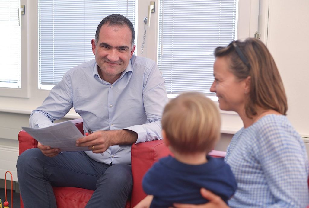 Il dottor Alessandro Diana, pediatra vaccinologo, responsabile medico alla Clinique Les Grangettes, a colloquio con una mamma e il suo bambino (Jorge Stamatio)