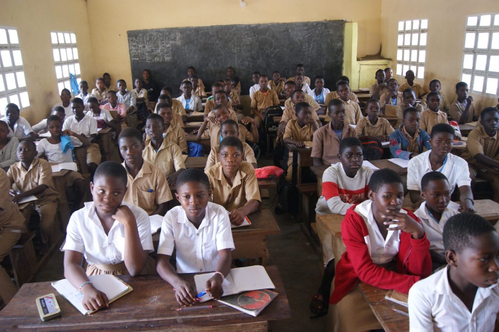 Alunni nella scuola di Ayomé